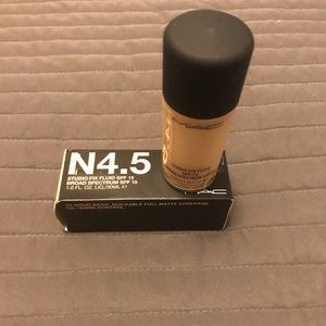 SOLD - MAC Studio Fix Liquid Foundation Color: N4.5